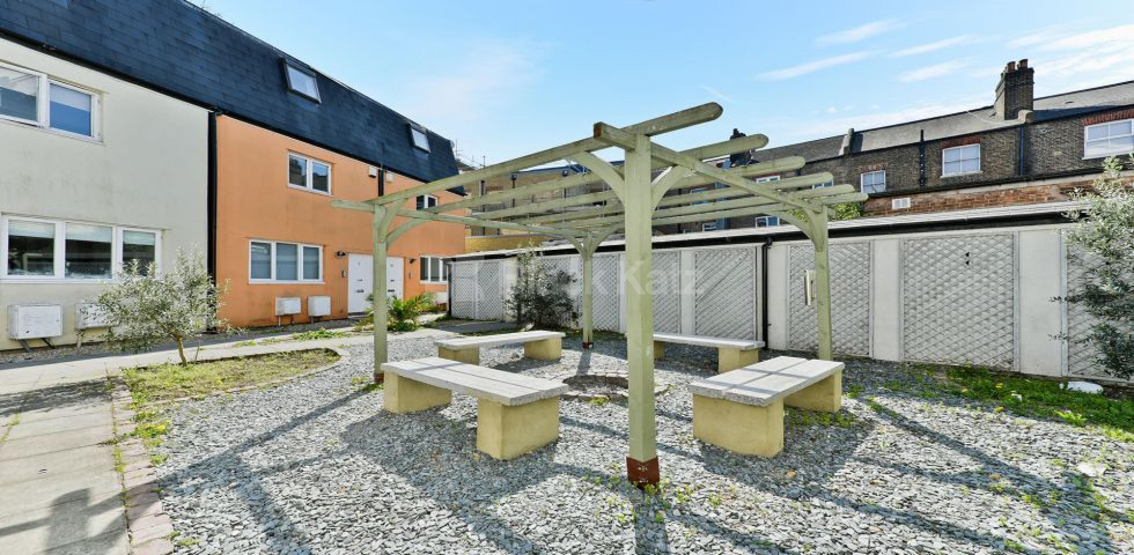 			UNDER OFFER , 4 Bedroom, 1 bath, 1 reception Mews House			 Heritage Place, Earlsfield SW18